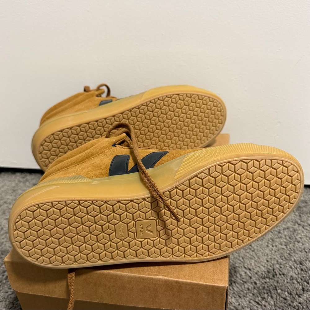 NWT VEJA HIGH TOP SNEAKERS | MINOTAUR SUEDE CAMEL | WOMENS SIZE 9 | WITH BOX - Picture 5 of 8